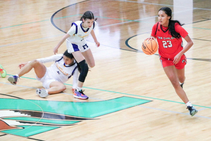 David Sowders/Arizona Silver Belt
San Carlos junior Ellysia Cutter (23), the Lady Braves’ top scorer with 21 points per game, moves the ball downcourt during a Jan. 2 game at Miami.