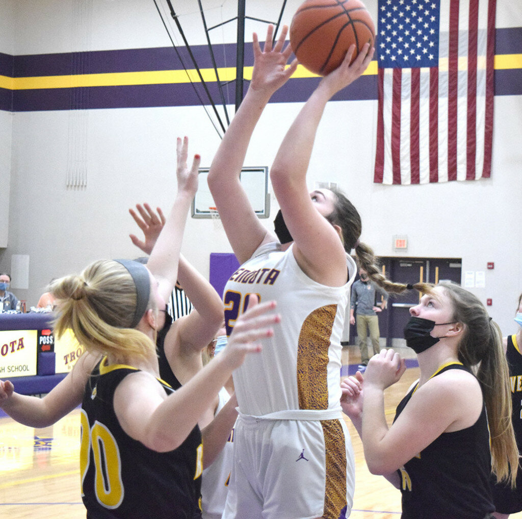 Mendota’s Reanna Brant puts up a shot while surrounded by three Riverdale defenders on Dec. 22 at the MHS gym. (Reporter photo)