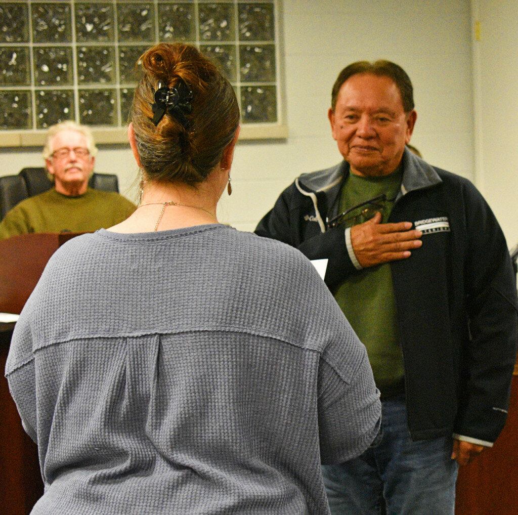 Village Clerk Dawn Bearrows (left) swears in Jose Huerta (right) as the newest Hillcrest board trustee during Wednesday’s village meeting. (Photo by Russell Hodges)