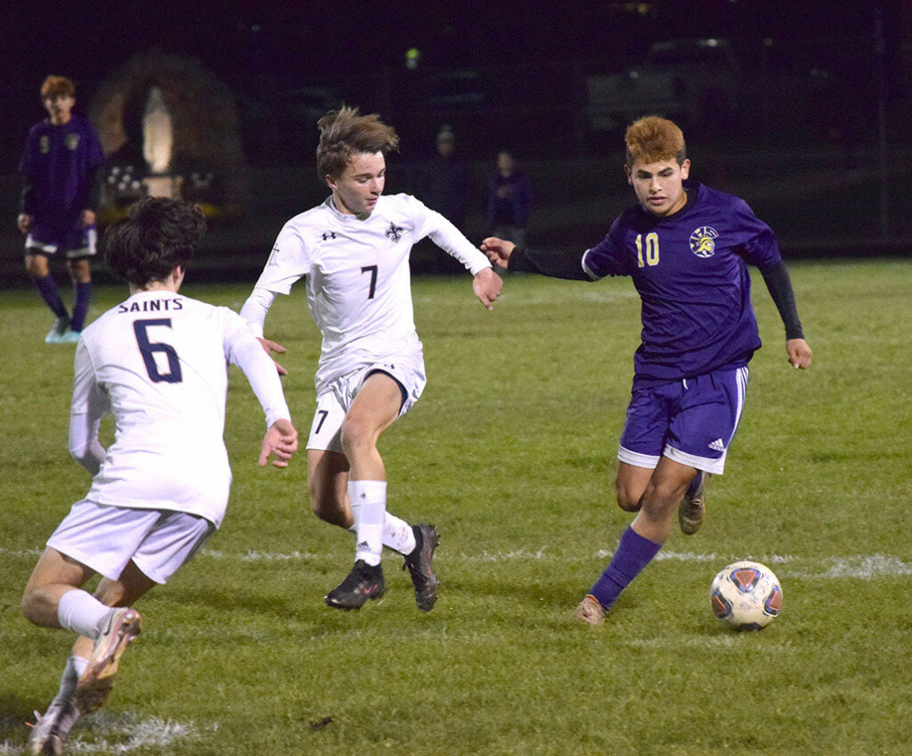 Mendota’s Yahir Diaz keeps some distance between himself and Central Catholic’s Gavin Young during action from the Bloomington Central Catholic Supersectional on Oct. 26. (Reporter photo)