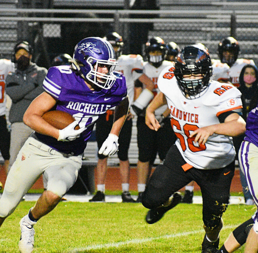 Sophomore Garrett Gensler beats a Sandwich defender to the edge during the Rochelle Hub varsity football game against the Indians on Friday. Gensler ran for a team-high 142 yards in the victory. (Photo by Russell Hodges)