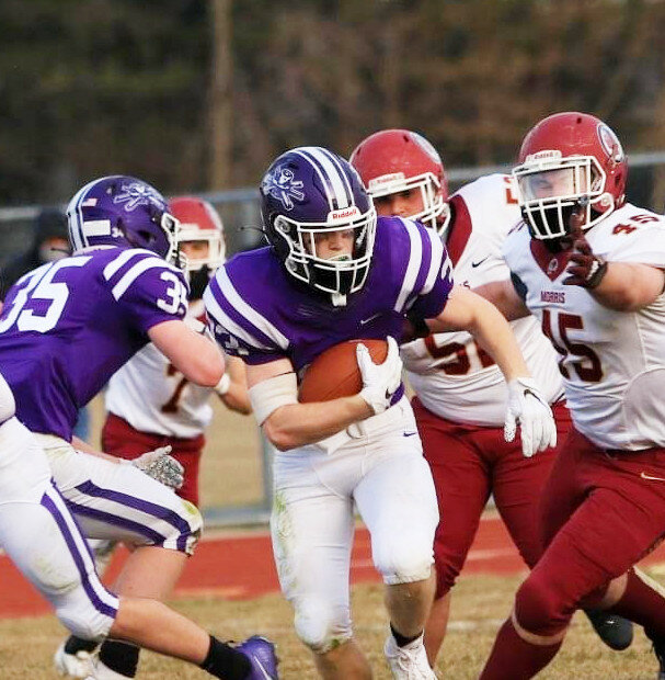 Sophomore Trey Taft beats two Morris defenders around the edge during the Rochelle Hub fresh-soph football game against the Redskins on Monday. (Photo by Marcy DeLille)