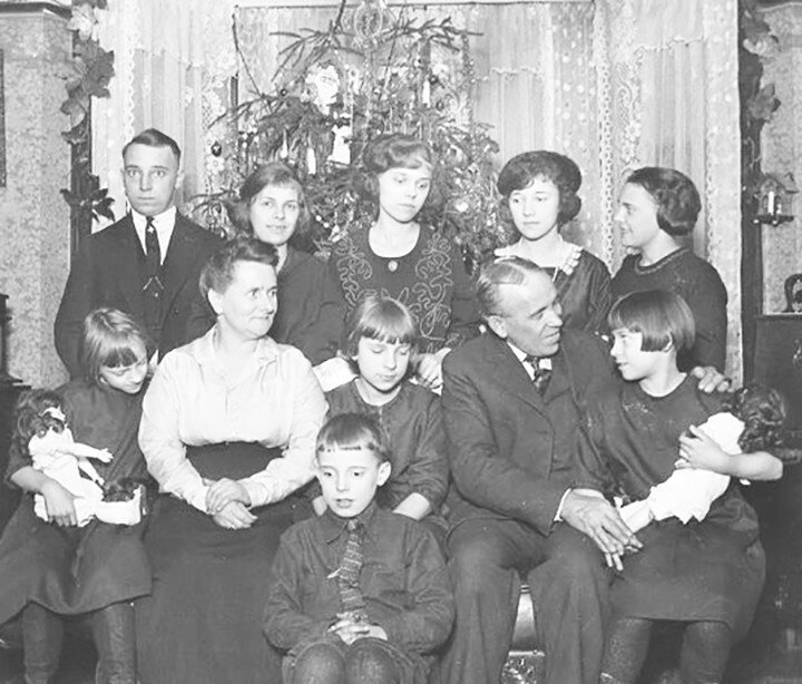 A book recently written by Denise D’Angelo Jones recounts the challenges the 11 members of the Zapf family faced during the times of the Spanish Flu. Above is a photo of the family, which includes Jones’ great aunt Hilda. (Courtesy photo)