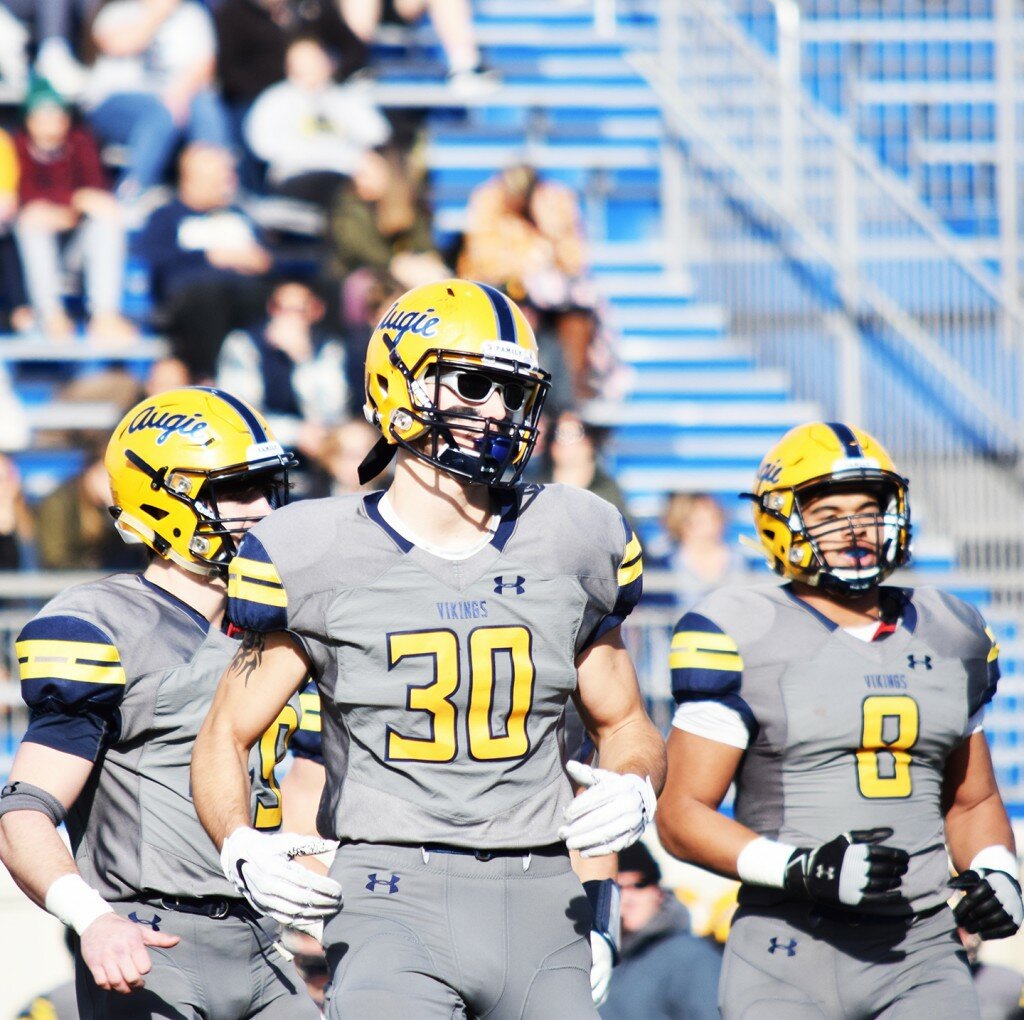 Former Rochelle running back Matt Albers (middle) continues to make an impact on special teams for Augustana College, and he saw reps carrying the football on offense as well. (Photo courtesy of Augustana College)