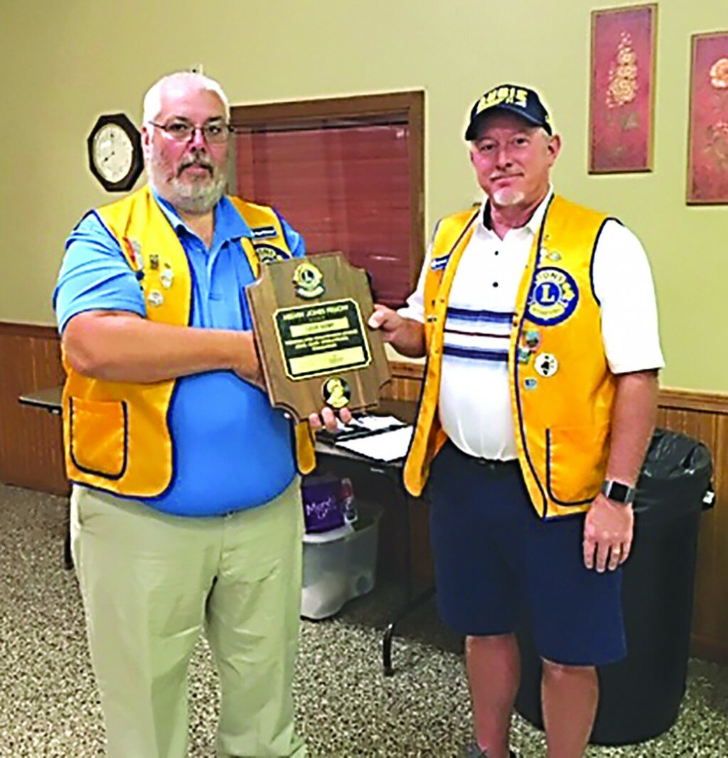 Amboy Lions President Roger Wittenauer, left, presents Lion Dave Kemp with the Melvin Jones Fellowship Award.
