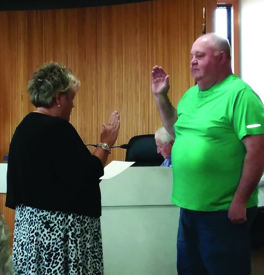 Gordon Woods / Journal
City clerk Cheryl VanValey administers the oath of office to newly-elected commissioner Kenney Buchanan.
