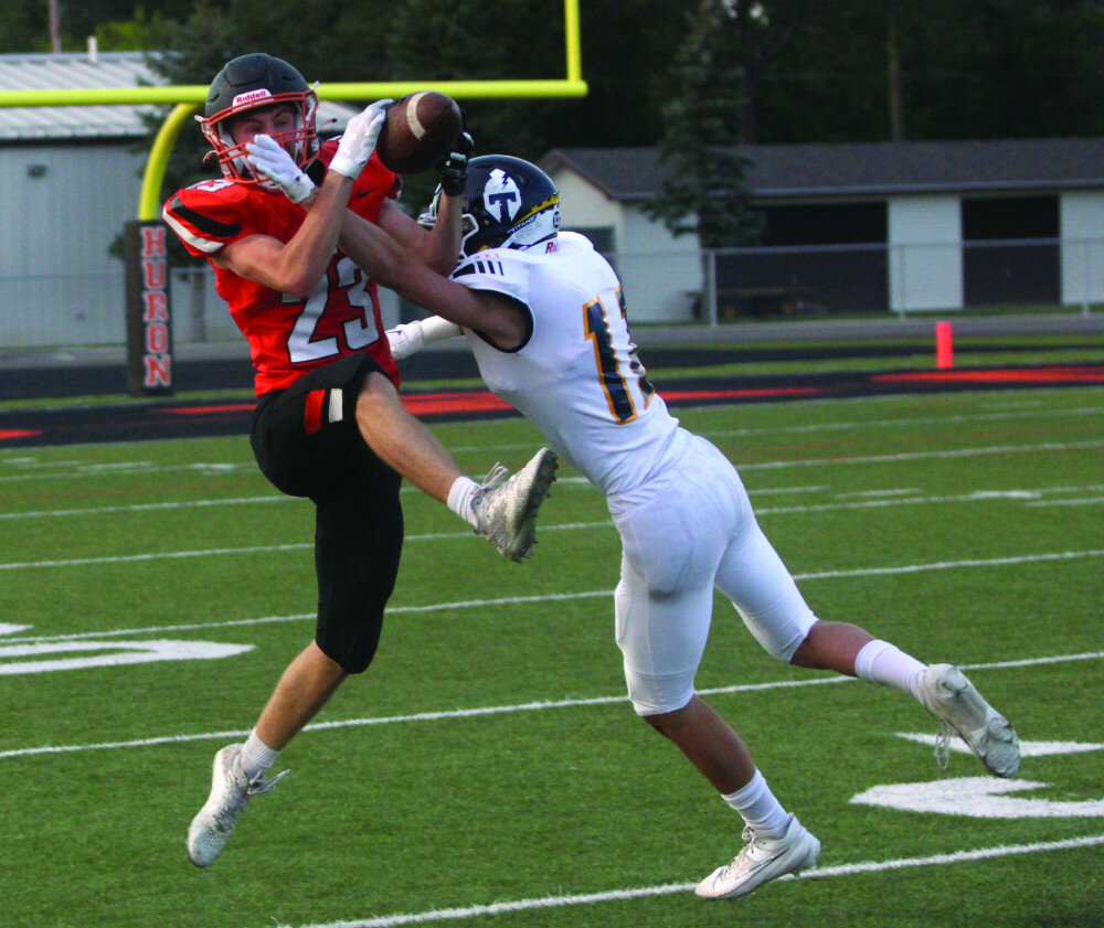 MIKE CARROLL/PLAINSMAN
Huron’s Gavin Moeding makes a catch during a game against Tea Area on Aug. 25 at Tiger Stadium.