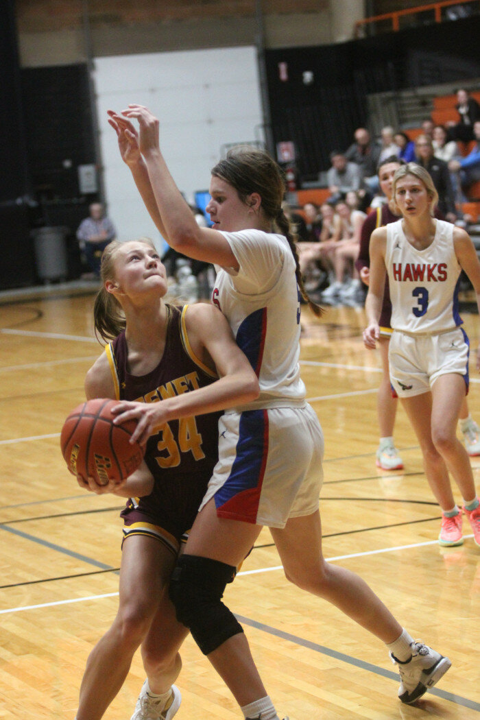 Photos by Mike Carroll of the Plainsman
De Smet’s Hazel Luethmers eyes the basket as Liz Boschee of Sanborn Central/Woonsocket defends.