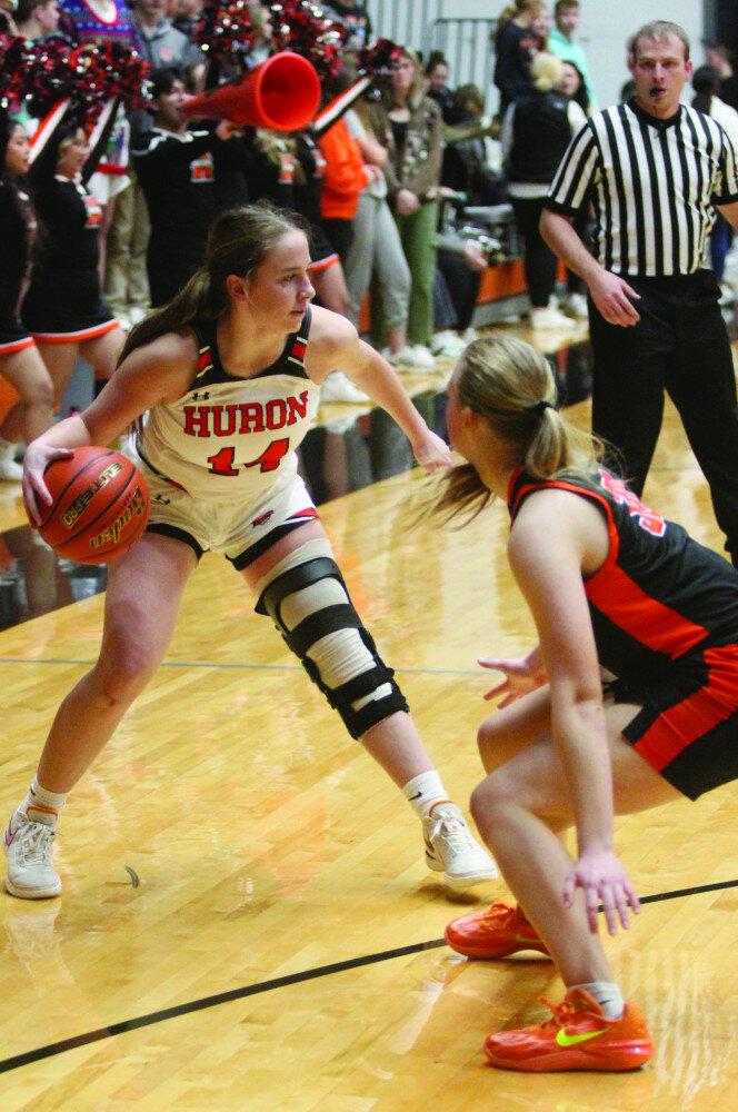 PHOTOS BY MIKE CARROLL/PLAINSMAN
Huron’s Allison Janes handles the ball against defensive pressure by Tierney Schramm of Sioiux Falls Washington during their game Thursday at Huron Arena.