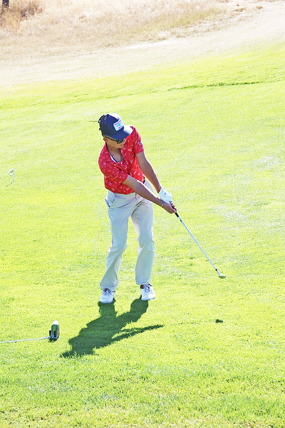 Aubrey Manning chips the ball at the Niobrara Country Club during the Tiger Invitational on September 13.