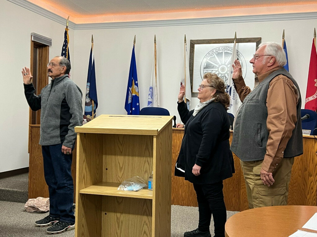 Mayor-Elect Ed Delgado, left, and Councilmembers-Elect Penny Wells and Joe Michaels take the oath of office for their positions at the year's first city council meeting on Jan. 3.  Municipal Judge Bill Conner presided over the ceremony.