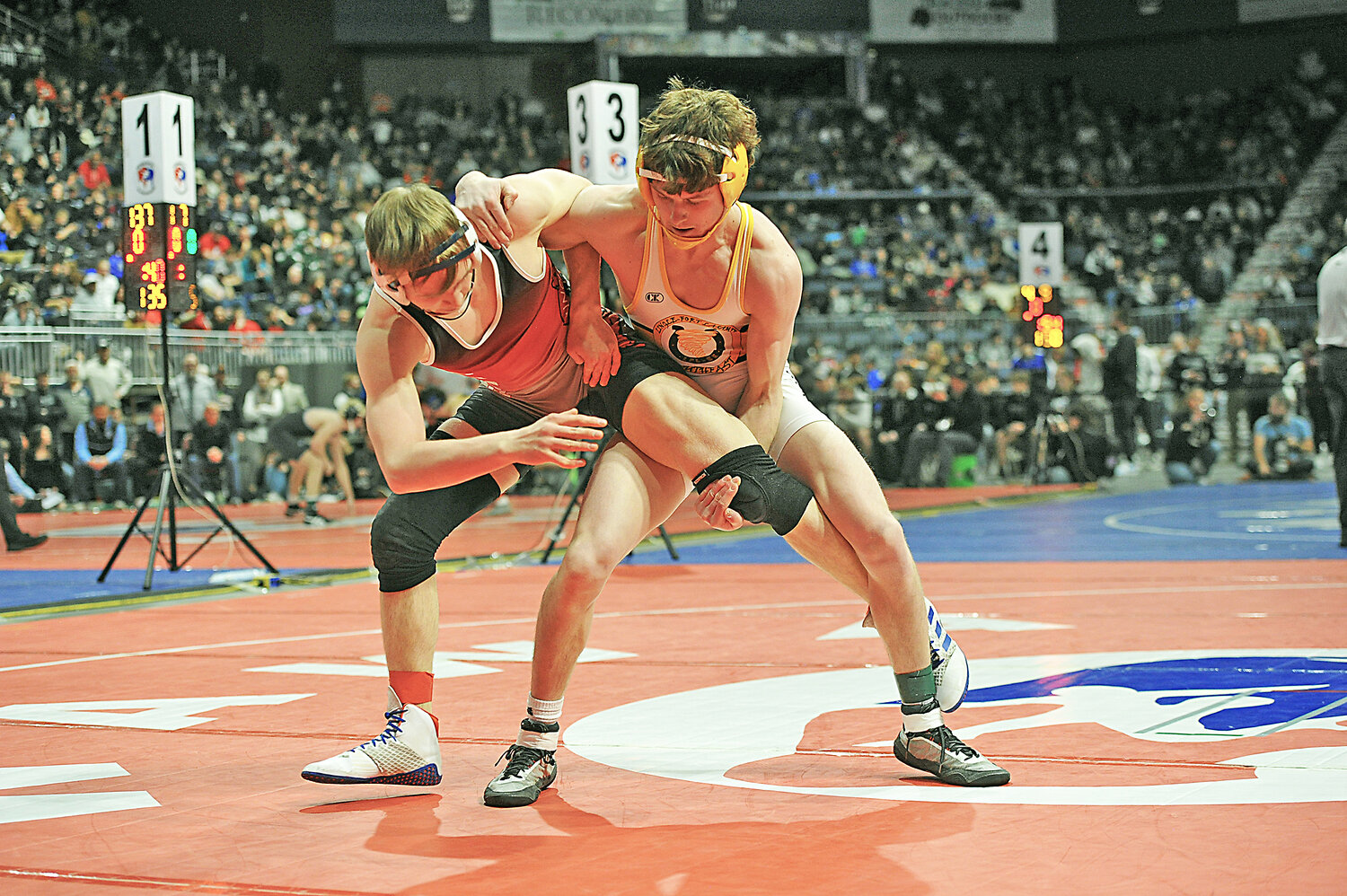 Junior Louden Bremer, right, battles Big Piney’s David Farrington before snagging the state championship at 150 pounds.