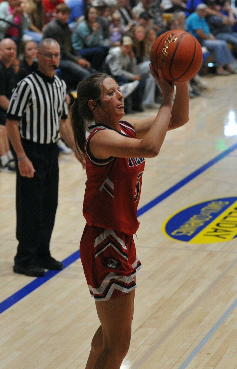 Gracie ZumBrunnen prepares to shoot the ball.