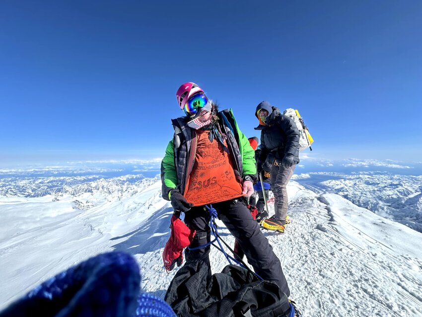 Mandi Taylor, longtime Evanston resident and current traveling nurse based in New Hampshire, recently accomplished a decade-long goal of reaching the highest altitude peak in all 50 states. Her most difficult effort was 20,310 feet at Denali in Alaska in June 2024. “It’s brutal. That was going to be the beast — the mountain of all mountains,” Taylor told the Herald. “They say Denali is even harder than Everest because you carry your own weight,” she said, comparing the use of Sherpas at the South Asian behemoth to carrying her own gear at North America’s highest point.