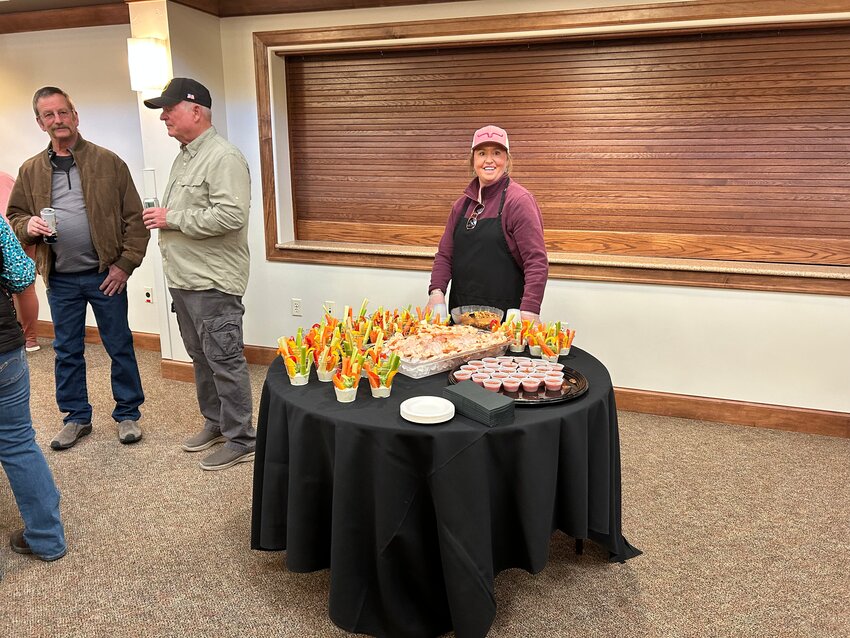 A delicious array of hors d’oeuvres are available during the fundraiser.