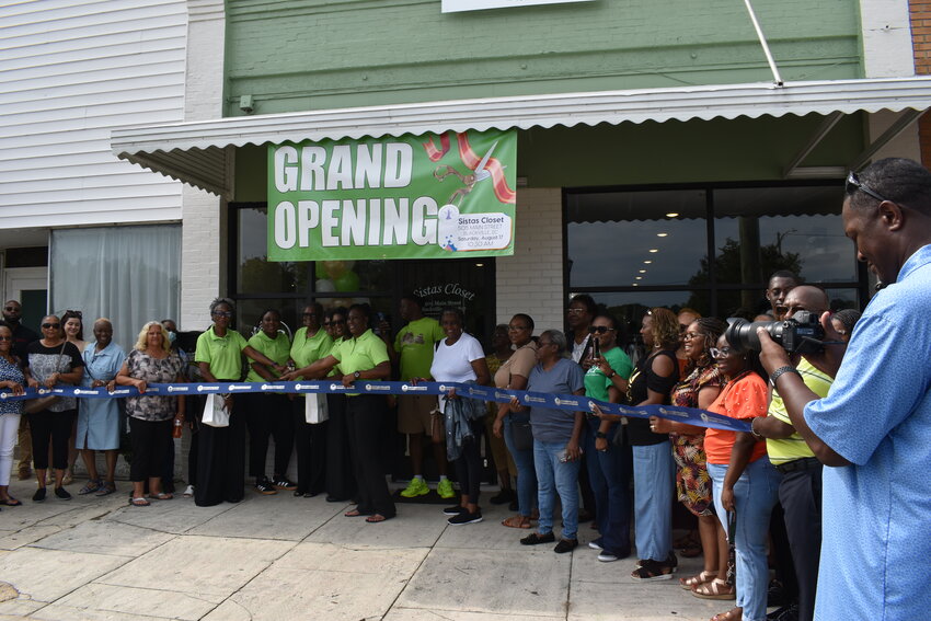 Town officials, representatives from the Chamber of Commerce, and friends and family joined the team of Sistas Closet for a ribbon cutting.