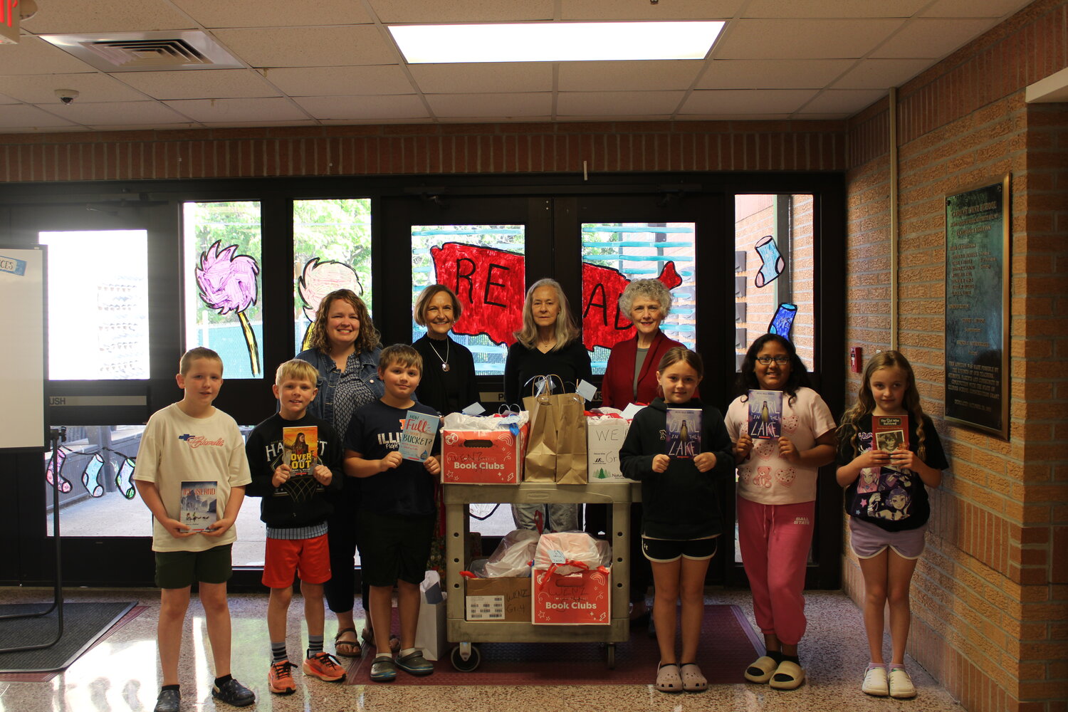 Altrusa donates books - The Prairie Press