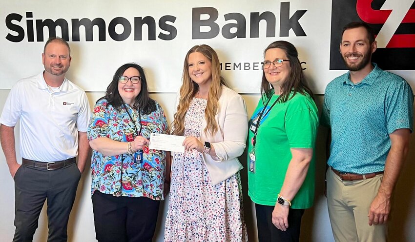 Simmons Bank donates to support summer reading program