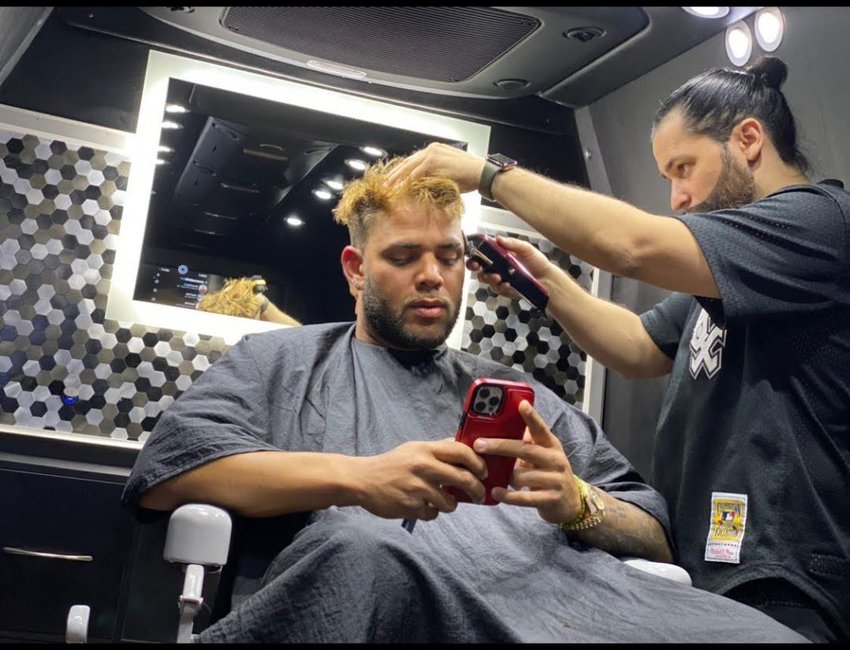 SEE IT: Inside a White Sox super fan's barber shop