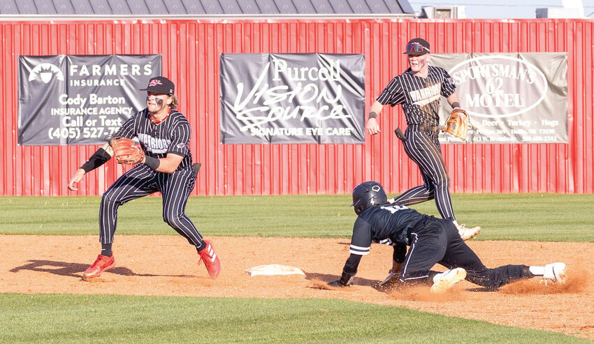 Washington senior Marlon Moore and sophomore Liam Keltner attempt to tag out a Lone Grove baserunner Monday during Washington’s 3-1 win over the Longhorns.