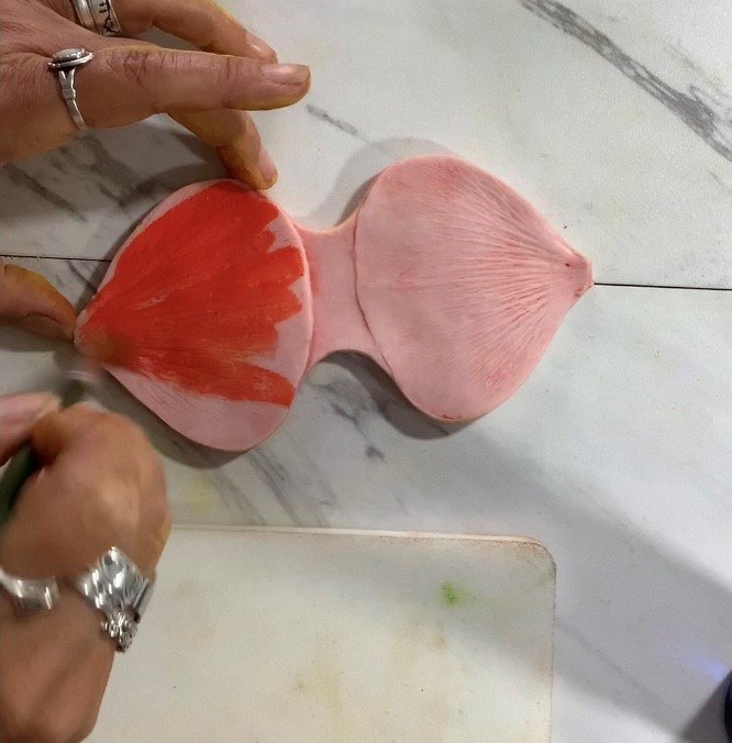 Paint the inside of a veiner mold with petal dust diluted with a little water...