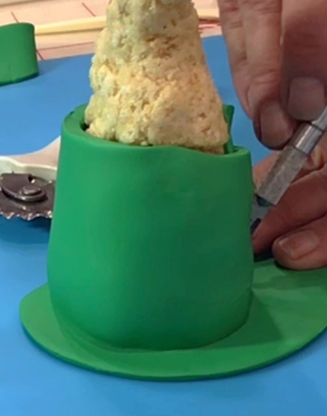 Roll out green fondant, cut with utility knife, and cover the body.