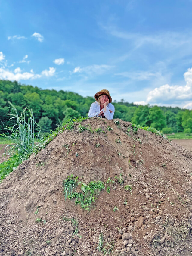 "Decompositions," starring Tannis Kowalchuk, features a compost pile at center stage. The show begins with excerpts from the Gertrude Stein essay "Composition as Explanation."