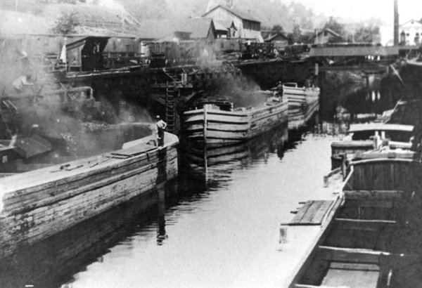 Crews of canal boats unloading their coal at Rondout (shown) sometimes became exposed to diseases carried up the Hudson River from New York City, and then potentially spread the disease while travelling back through the canal.