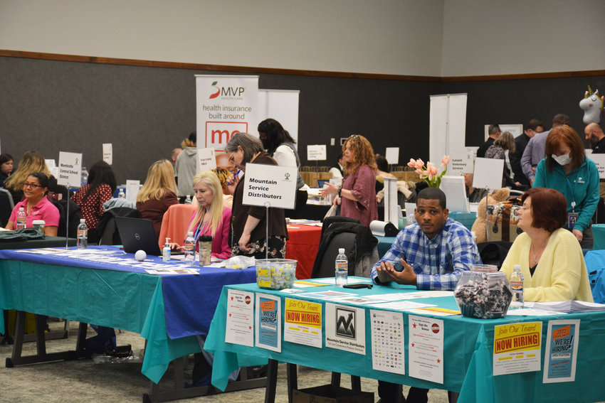 M&aacute;s de 50 vendedores y 162 buscadores de empleo asistieron a la Feria de Empleo del Condado de Sullivan a principios de este mes.