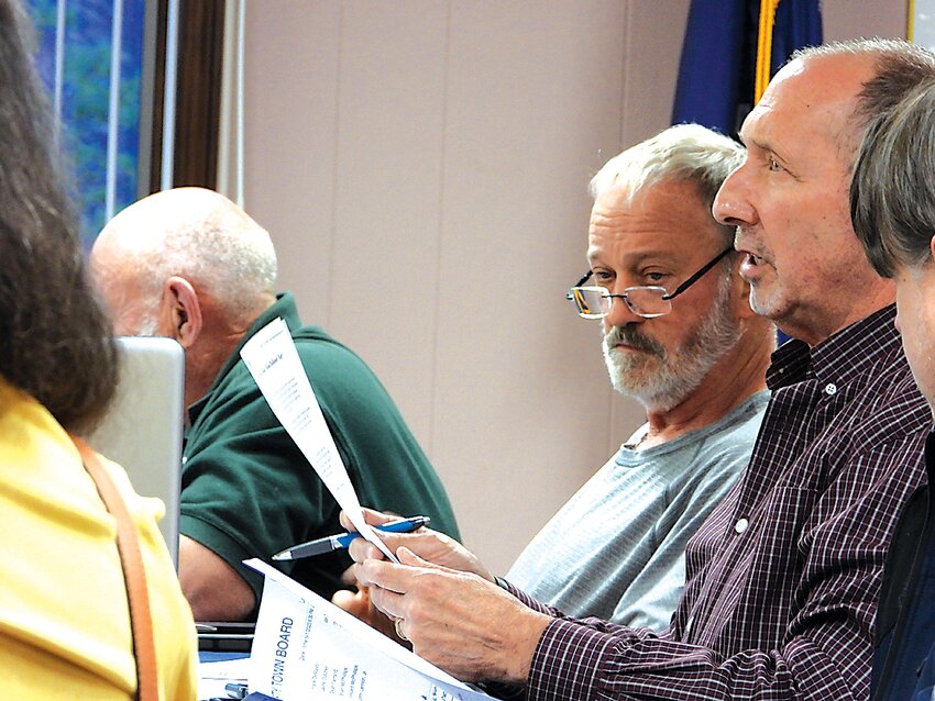 El supervisor del municipio de Liberty, Frank DeMayo, a la derecha, y el concejal Dean Farrand, discuten los cambios de zonificaci&oacute;n propuestos presentados por el urbanista Peter Manning.