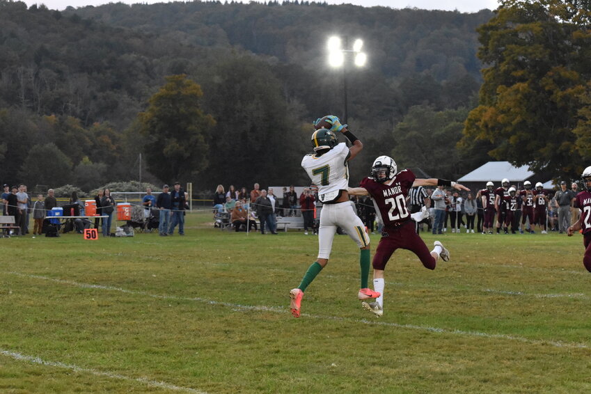 On the first offensive play of the game, Eldred’s Trail Kaufmann leaped for a catch and set the Yellowjackets up for a touchdown. On the next drive, Kaufmann returned a punt for a touchdown.