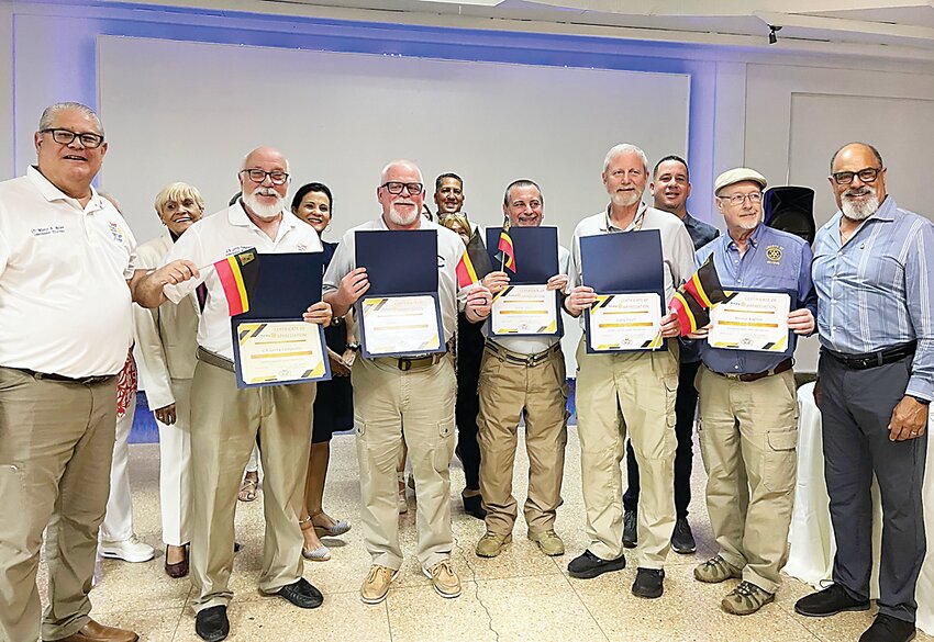 El equipo de preparaci&oacute;n para desastres del Club Rotario de Liberty NY fue honrado con certificados por el Gobernador del Distrito 7000, Marco Ben&eacute;t Thillet, en la reuni&oacute;n del Club Rotario de Guayama en Puerto Rico, uno de los seis clubes piloto. En la foto, en primera fila, de izquierda a derecha, est&aacute;n: el gobernador del D7000, Marco Ben&eacute;t Thillet, el gobernador designado del D7000, Gerry Cumpiano, los miembros del equipo rotario de Liberty NY, Dan Parkhurst, Gary Silver, Gary Siegel, Irving Kaplan y el presidente del Club Rotario de Guayama, Carlos D&iacute;az. &iexcl;Celebrando la colaboraci&oacute;n y el compromiso con la preparaci&oacute;n para desastres!