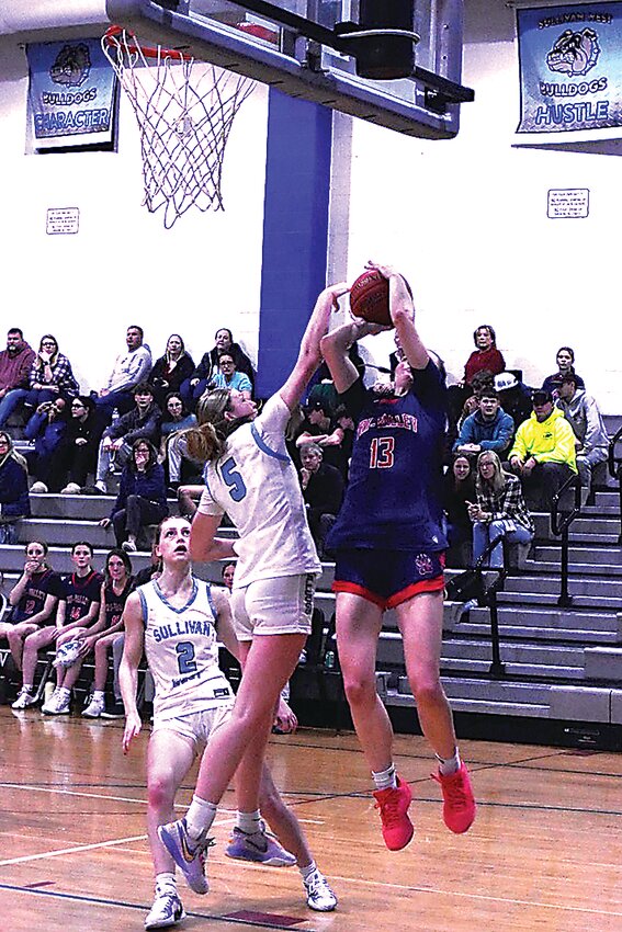 Sullivan West&rsquo;s Ella Herbert looks to block Jenna Carmody of TV earlier this month.