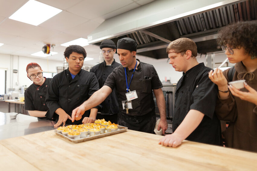 Los estudiantes del programa de Artes Culinarias de CTE eval&uacute;an cuidadosamente sus &uacute;ltimas catas para asegurarse de que cumplan con altos est&aacute;ndares.