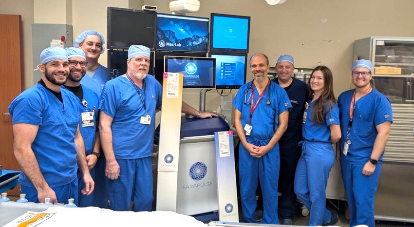 En la foto, de izquierda a derecha, aparecen Chris Keefer, CVT; Mike Maggi, RN; Eric Tracy, gerente cl&iacute;nico de electrofisiolog&iacute;a de Boston Scientific; Stan Youmans, CVT; Dr. Paul Eugenio, director m&eacute;dico de electrofisiolog&iacute;a; Chris Sabatello, gerente territorial de Boston Scientific &ndash; AF Solutions; Katrina Grandolfo, gerente del programa cl&iacute;nico de enfermer&iacute;a pr&aacute;ctica; y Matt Esposito, RN.