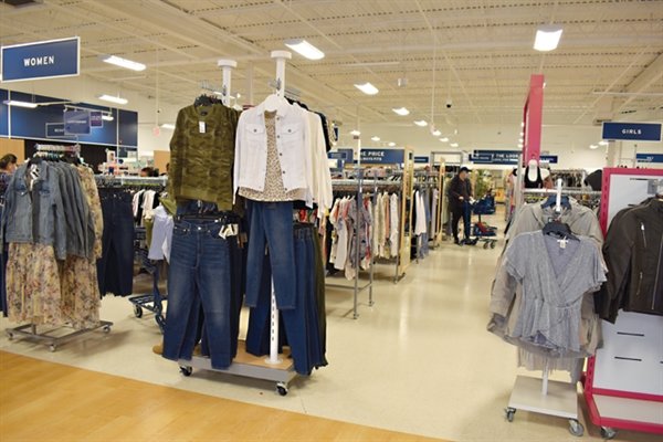 Marshalls is a department store with clothing, accessories, beauty products, home décor and more.