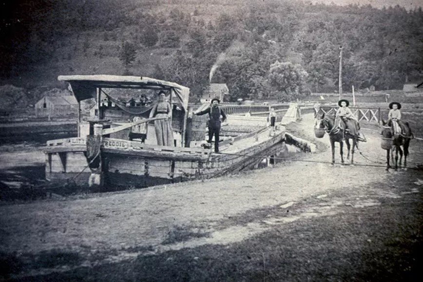 A canal boat and its crew, including young hoggees, about to enter Roebling’s Delaware Aqueduct on the D&H Canal.