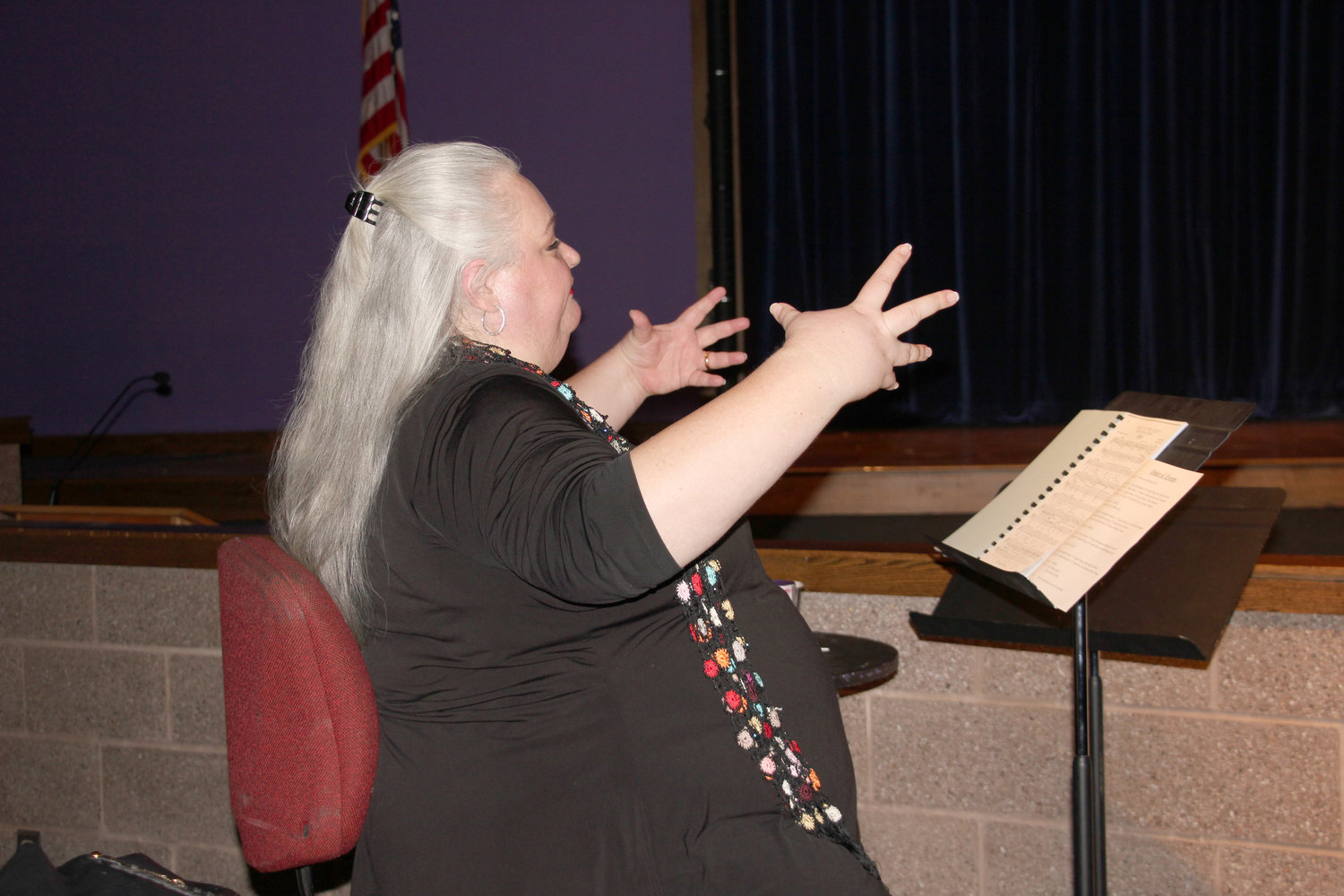 World renowned mezzo soprano Stephanie Blythe offers recommendations following
a student’s presentation.