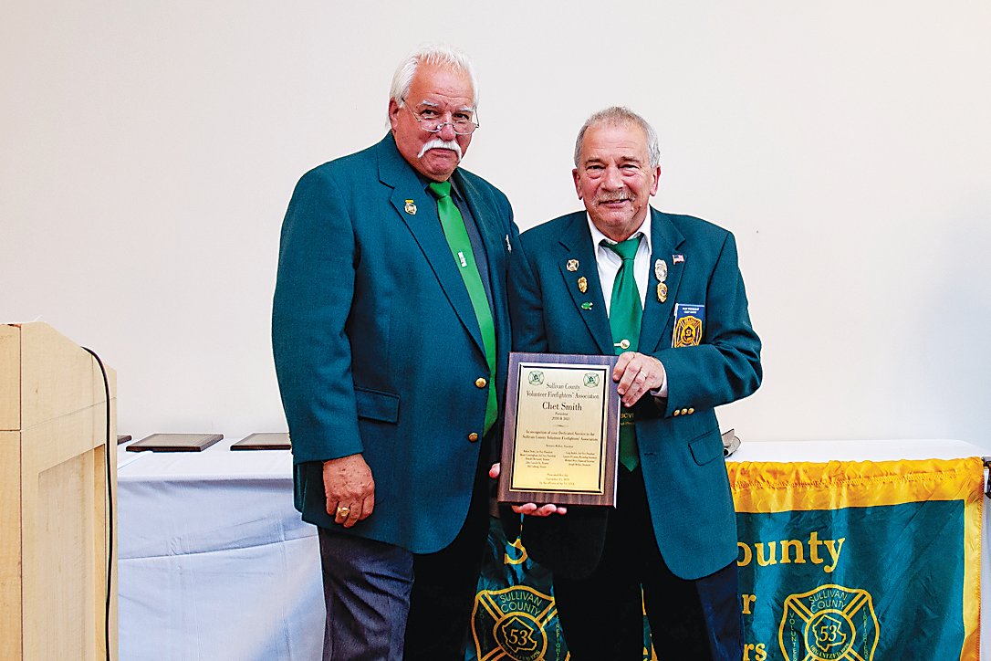 SCVFA’s Past Presidents award was given to SCVFA’s Past President  Chet Smith, right, with current President Terrence Mullen.