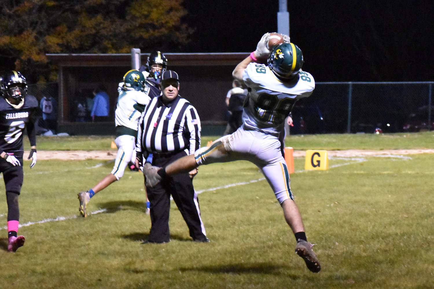 Josh Warming extends for a 2-point conversion reception in the first quarter.