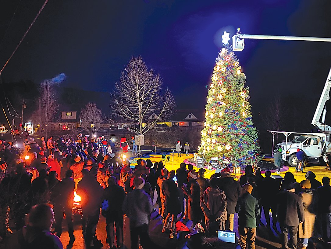 The 17th Annual Greater Barryville New York Chamber of Commerce tree lighting took place on Saturday, December 3, along with singing and dancing to escort the holiday season to the Town of Highland.