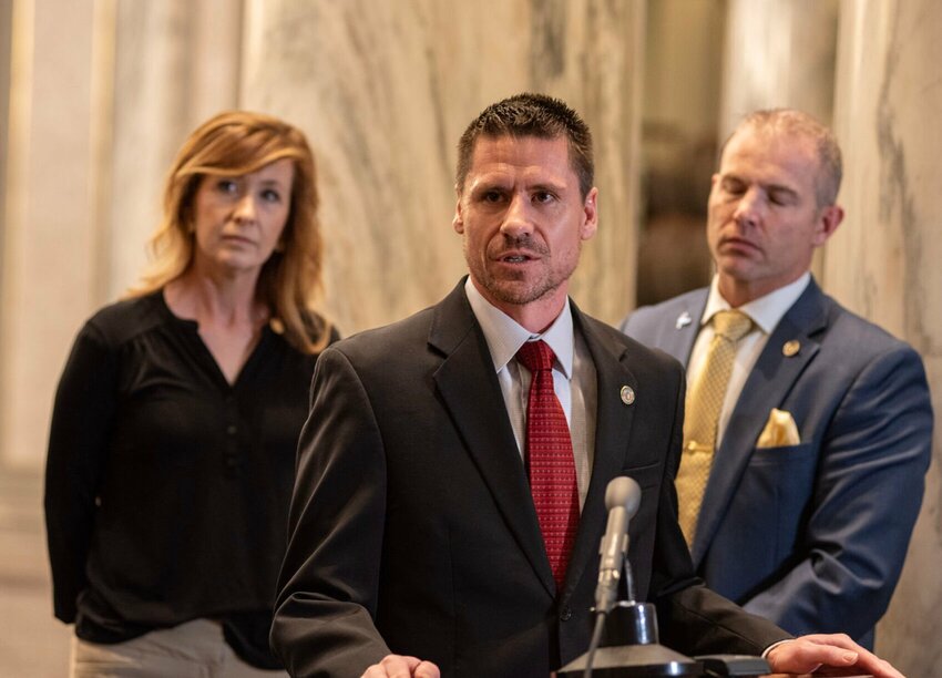 Sen. Andrew Koenig, R-Manchester, answers questions about his bill that would expand MOScholars during a press conference early in the 2024 legislative session.


Photo by Annelise Hanshaw | Missouri Independent