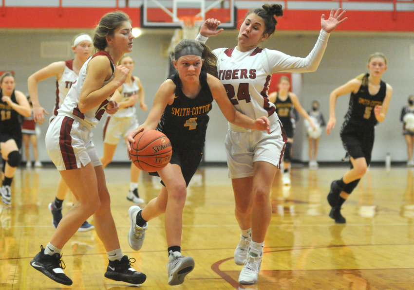 Smith-Cotton sophomore Rilee Jackson drives through traffic Thursday during a 62-41 loss at Warrensburg.