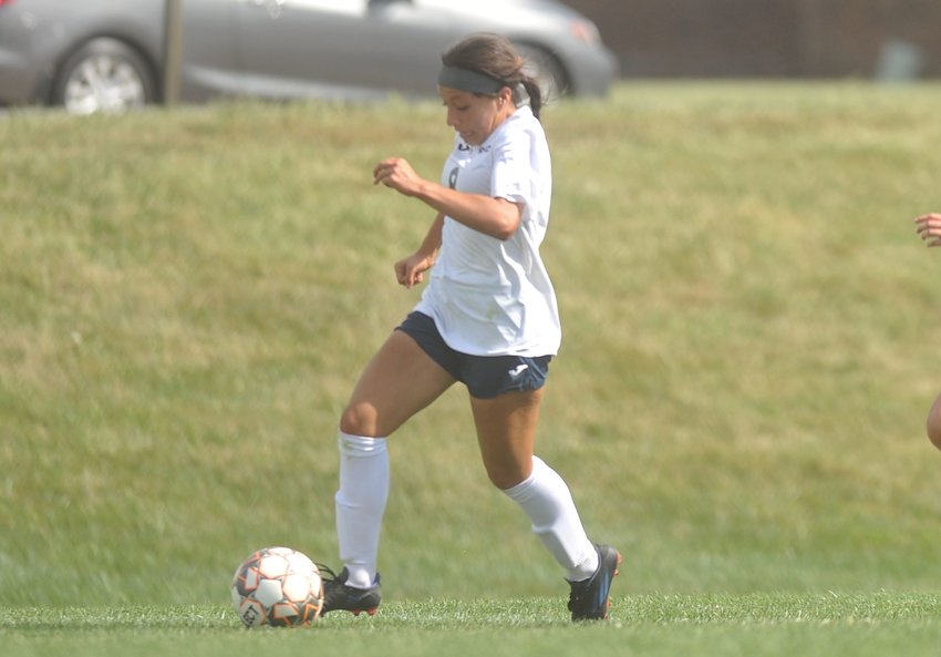 Freshman forward Adamaris Ramirez attacks up the right wing in a game against Metropolitan Community College on Sept. 21, 2022. Ramirez scored four of the team&rsquo;s goals last Sunday to advance to the Region 16 semifinals.