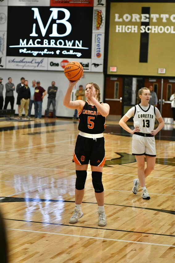 Sophie Ray (5) finished with a team-high 16 points against Loretto on Monday.