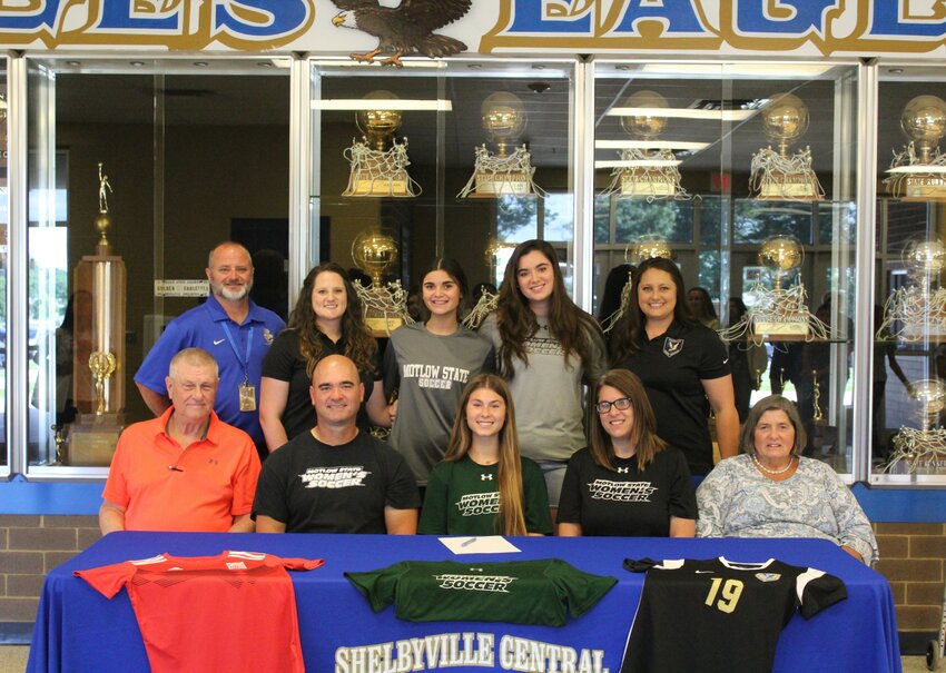 Carolina Rose (center) signs with Motlow State CC on Monday.