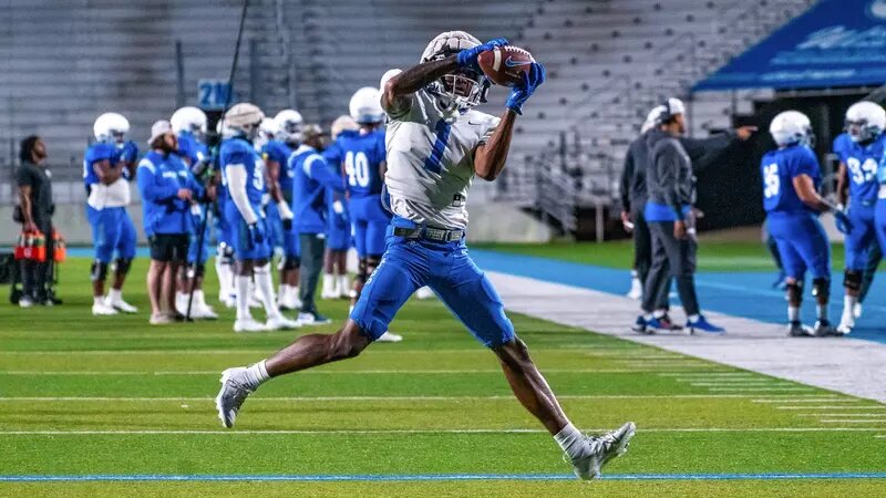 Junior wideout Omari Kelly (1) transferred to MTSU from Auburn where he had 5 receptions for 101 yards over his first two seasons.