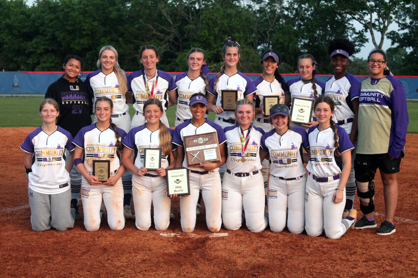 Several Viqueens took home season awards this year, led by Abby Murrill, who was named District 7-AA Defensive MVP. Earning All-Season honors are Zoey Dixon, Abi Brown, Alana Tate, Anna Haskins, and Annie Prince, who was named the Pitcher of the Year.