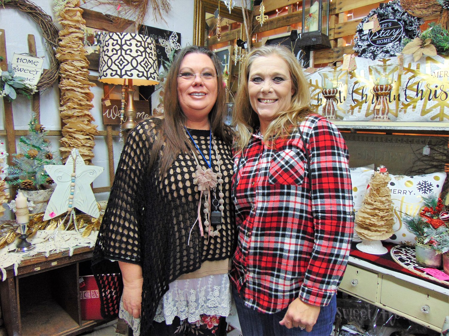 Dixie Warrick, left, and
her sister-in-law Stephanie
Wilson. Together they run
Dixie Doodle Candles and
Décor, which opened up
in Unionville in mid-September.