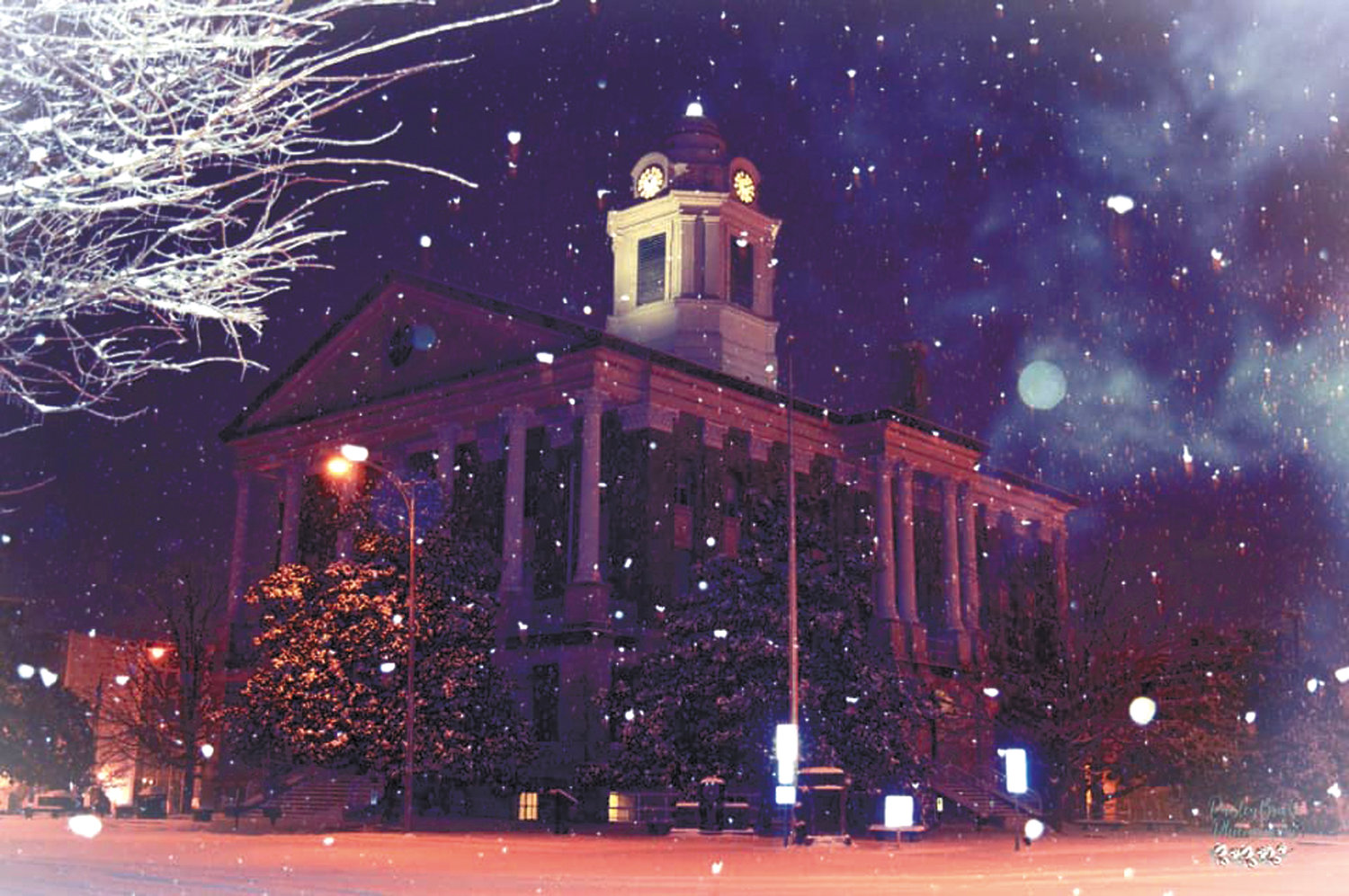 Snow falls around Bedford County Courthouse on Sunday night.